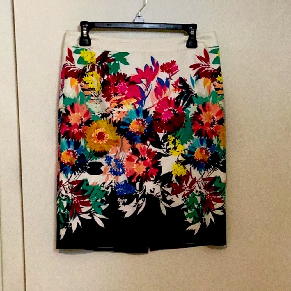 Bright floral 100% cotton Van Heusen skirt, size 4.